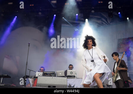 Henham Park, Suffolk, Großbritannien. Freitag, 19 Juli, 2019. Neneh Cherry live auf der Bühne am Tag 1 der2019 Latitude Festival. Foto: Roger Garfield/Alamy leben Nachrichten Stockfoto