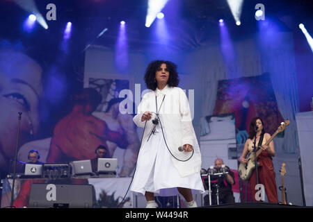 Henham Park, Suffolk, Großbritannien. Freitag, 19 Juli, 2019. Neneh Cherry live auf der Bühne am Tag 1 der2019 Latitude Festival. Foto: Roger Garfield/Alamy leben Nachrichten Stockfoto