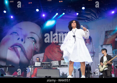 Henham Park, Suffolk, Großbritannien. Freitag, 19 Juli, 2019. Neneh Cherry live auf der Bühne am Tag 1 der2019 Latitude Festival. Foto: Roger Garfield/Alamy leben Nachrichten Stockfoto