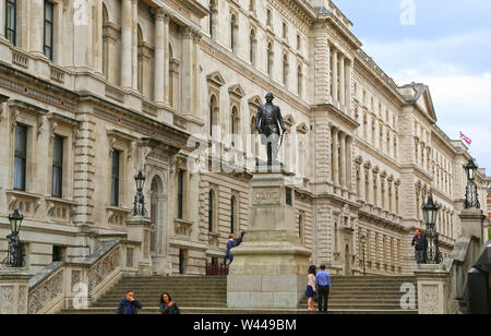 London, Großbritannien - 22.Mai 2016: Statue von Generalmajor Robert Clive und das Gebäude des Ministeriums für Auswärtige Angelegenheiten und Commonwealth-Fragen im Hintergrund Stockfoto