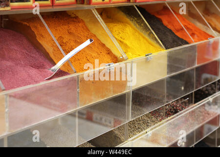 Getrocknete gemahlene Gewürze in transparenten Boxen auf der Theke in einem Street Market in Dubai Stockfoto