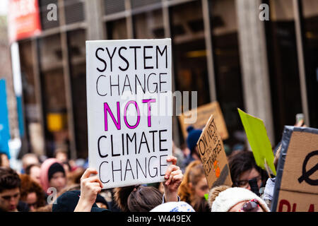 System ändern nicht den Klimawandel auf ein selbstgemachtes Schild während einer ökologischen Aktivismus Protest auf einer Straße in Montreal, Kanada geschrieben. Stockfoto