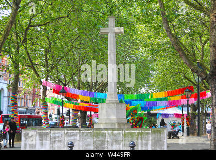 London, Großbritannien - 26. Mai 2016: Chelsea Krieg Monument, einem Denkmal in der Sloane Square und Informationen Punkt der flower show Stockfoto