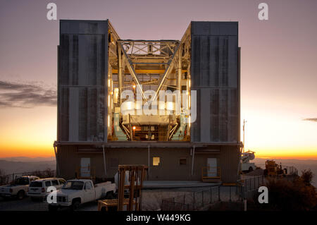 6,5 m. Optische Teleskop bei Sonnenuntergang, MMT Observatory, Fred Lawrence Whipple Sternwarte. Stockfoto