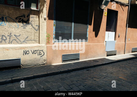 'Nein'/wählt nicht: Graffiti an einer Wand in Granada, Spanien Flehen um Leser gegen die Stimmen; politische Erklärung über Demokratie. Stockfoto