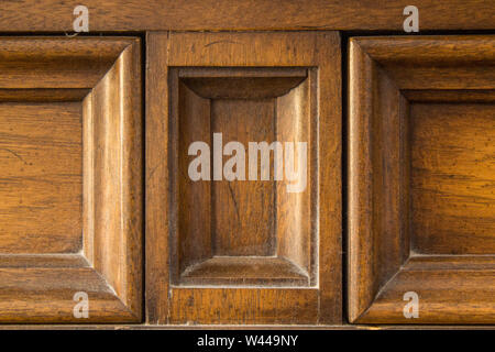 Nahaufnahme von Holzrahmen auf Schranktür Stockfoto