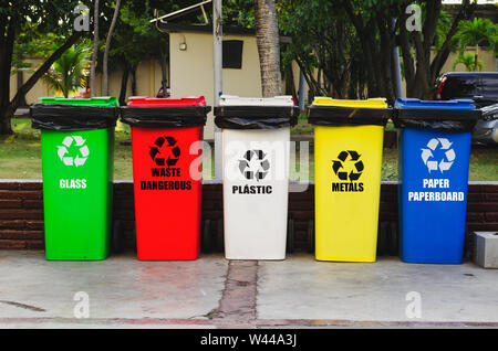 Recycling in den Behältern jeder Art von Glas, Kunststoff, Metall, Papier und organische Abfälle, über die Farben Blau, Grün, Gelb, Weiß und Rot Stockfoto