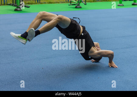 Athleten männlichen Akrobatik acrobat Yoga parkour Gymnast fitness Stockfoto