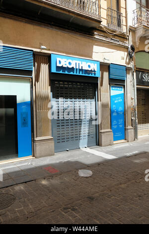 Außenansicht eines Decathlon Sportfachgeschäft in Granada, Spanien; während der Siesta geschlossen; Decathlon ist ein französisches Unternehmen mit Shops weltweit. Stockfoto