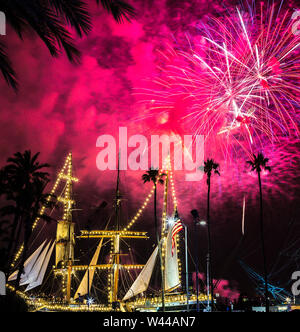 Big Bay boom Feuerwerk San Diego über Stern von Indien und HMS Überraschung Tall Ships Stockfoto