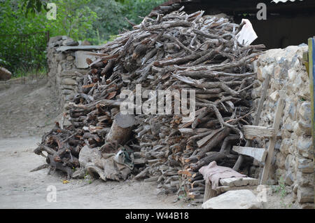 Ein Vorrat an Holz für Kraftstoff im Dorf Sentyab Nuratau Berge Stockfoto