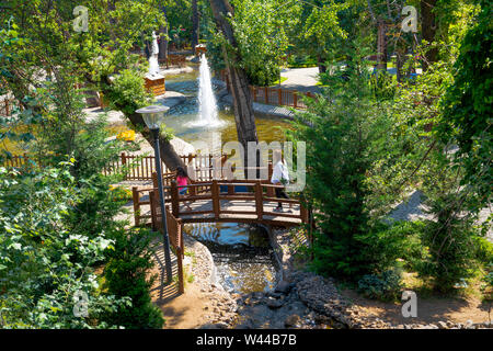 Ankara/Türkei - 06. Juli 2019: Stream in Kugulu Park ist ein beliebter Platz in Cankaya Region fließenden Stockfoto