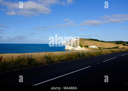 Ein Blick auf die Freshwater Bay, Tennyson Down und die Kreidefelsen aus dem militärischen Straße gegenüber Süßwasser-Kurs auf der Isle of Wight, England, UK. Stockfoto