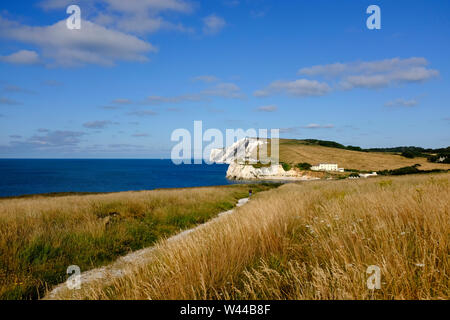 Ein Blick auf die Freshwater Bay, Tennyson Down und die Kreidefelsen aus dem militärischen Straße gegenüber Süßwasser-Kurs auf der Isle of Wight, England, UK. Stockfoto