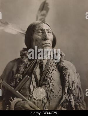 Wolf Robe, südlichen Cheyenne Chief, trug einen Benjamin Harrison Presidential Medaillon, die er von der Bundesregierung im Jahr 1890 für die Unterstützung der Cherokee Kommission in Verhandlungen für die Beseitigung von Land, Kopf und Schultern Portrait, Louisiana Purchase Exposition, St. Louis, Missouri, USA, Foto: Gerhard Schwestern, 1904 empfangen Stockfoto