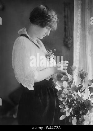 Elizabeth Harrison Walker (1897-1955), Tochter von US-Präsident Benjamin Harrison, heiratete James Blaine Walker, Three-Quarter Länge Porträt mit Vase mit Rosen, Bain Aktuelles Service, 1921 Stockfoto