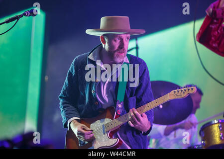 Jodrell Bank, Cheshire. 19 Juli, 2019. Hot Chip live auf der großen Bühne an Bluedot Festival 2019 im Schatten der Lovell Telescope statt. Stockfoto