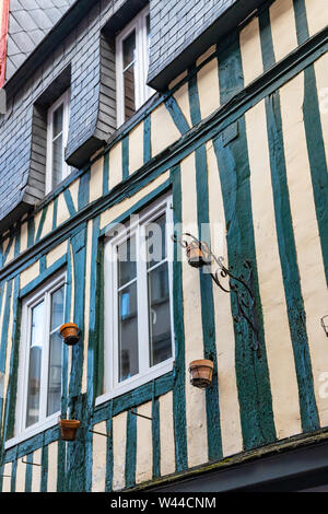 Fachwerkhaus mit den Blumentöpfen auf der Wand in Rouen, Normandie, Frankreich Stockfoto