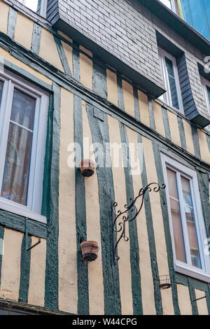 Fachwerkhaus mit den Blumentöpfen auf der Wand in Rouen, Normandie, Frankreich Stockfoto