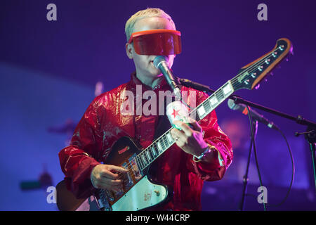 Jodrell Bank, Cheshire. 19 Juli, 2019. Hot Chip live auf der großen Bühne an Bluedot Festival 2019 im Schatten der Lovell Telescope statt. Stockfoto