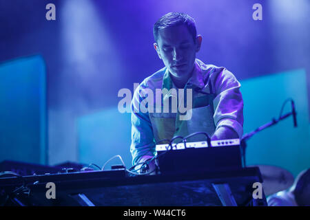 Jodrell Bank, Cheshire. 19 Juli, 2019. Hot Chip live auf der großen Bühne an Bluedot Festival 2019 im Schatten der Lovell Telescope statt. Stockfoto