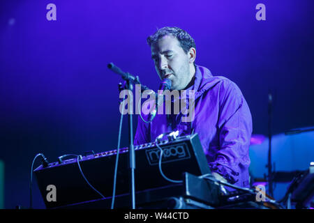 Jodrell Bank, Cheshire. 19 Juli, 2019. Hot Chip live auf der großen Bühne an Bluedot Festival 2019 im Schatten der Lovell Telescope statt. Stockfoto