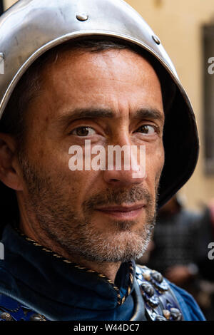 Kostümierten Mann mit mittelalterlichen Kopfschmuck am Palio in Siena, Italien Stockfoto