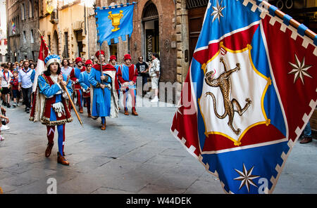 Mittelalterliche kostümierten marchers mit Schlagzeuger und Flaggen zu Fuß durch die Straßen von Siena, Italien bei der jährlichen historischen Palio Pferderennen und Parade Stockfoto