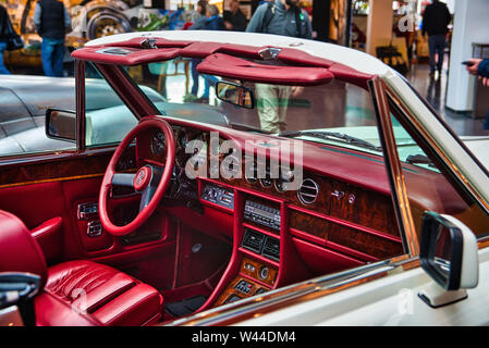 FRIEDRICHSHAFEN - Mai 2019: rote Innenausstattung in Weiß ROLLS-ROYCE CORNICHE 1986 Cabrio Motorworld Klassiker am Bodensee am 11. Mai 2019 in Friedrichshafen Stockfoto