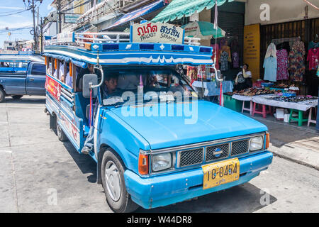 Phuket, Thailand - 20. Mai 2010: Traditionelle, blau Bus. Dies ist typisch für den Busverkehr auf der Insel. Stockfoto