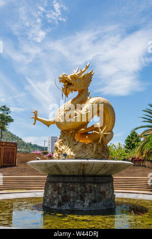 Phuket, Thailand - 20. Mai 2010: Naga Statue und Brunnen. Es ist im Queen Sirikit Park entfernt. Stockfoto