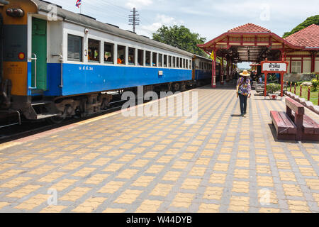 Hua Hin, Thailand - 13. Juli 2010: ein Fahrgast Spaziergänge entlang der Plattform am Bahnhof. Der Bahnhof liegt an der Hauptstrecke zwischen Bangkok und die Stockfoto