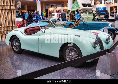 FRIEDRICHSHAFEN - Mai 2019: aquamarin Jaguar XK 120 Roadster 1952 Jurist bei motorworld Klassiker Bodensee am 11. Mai 2019 in Friedrichshafen. Stockfoto