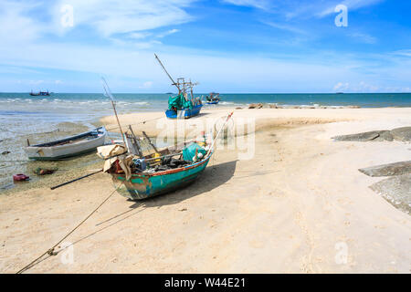 Boote am Strand von Hua Hin, Thailand Stockfoto