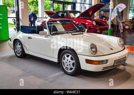 FRIEDRICHSHAFEN - Mai 2019: weißen Porsche 911 964 Carrera 4 1990 Cabrio Motorworld Klassiker am Bodensee am 11. Mai 2019 in Friedrichshafen. Stockfoto