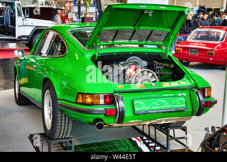 FRIEDRICHSHAFEN - Mai 2019: Motor von Green lime PORSCHE 911 930 964 Carrera 4 1990 Cabrio Motorworld Klassiker am Bodensee am 11. Mai 2019 in Friedric Stockfoto