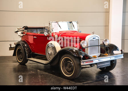 FRIEDRICHSHAFEN - Mai 2019: rot FORD MODELL A 1930 Cabrio Roadster an motorworld Klassiker Bodensee am 11. Mai 2019 in Friedrichshafen, Deutschland Stockfoto