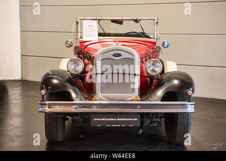 FRIEDRICHSHAFEN - Mai 2019: rot FORD MODELL A 1930 Cabrio Roadster an motorworld Klassiker Bodensee am 11. Mai 2019 in Friedrichshafen. Stockfoto