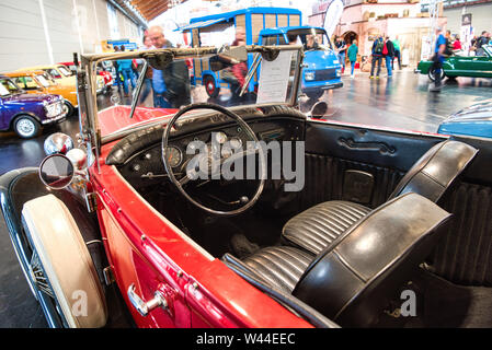 FRIEDRICHSHAFEN - Mai 2019: schwarze Lederausstattung von roten FORD MODELL A 1930 Cabrio Roadster an motorworld Klassiker Bodensee am 11. Mai 2019 in Friedri Stockfoto