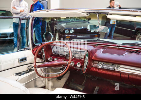 FRIEDRICHSHAFEN - Mai 2019: Leder weiß rot Innenraum des Chrysler Imperial Crown 1963 Cabrio Motorworld Klassiker am Bodensee am 11. Mai 2019 in Fried Stockfoto