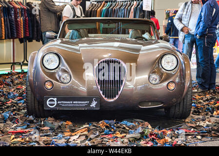 FRIEDRICHSHAFEN - Mai 2019: Sand grau Wiesmann MF 30 MF 30 1993 Cabrio Roadster an motorworld Klassiker Bodensee am 11. Mai 2019 in Friedrichshafen, Deutschland Stockfoto