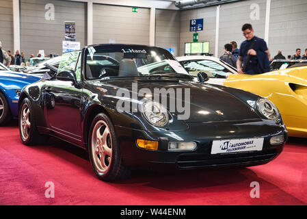 FRIEDRICHSHAFEN - Mai 2019: schwarz PORSCHE 911 993 Carrera Cabrio 1994 Motorworld Klassiker am Bodensee am 11. Mai 2019 in Friedrichshafen. Stockfoto