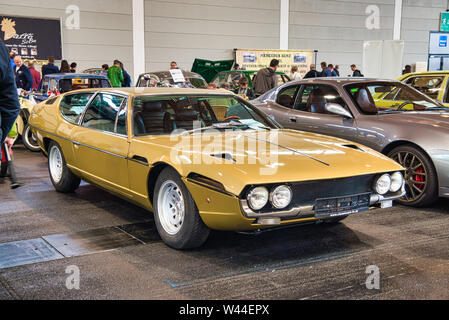 FRIEDRICHSHAFEN - Mai 2019: Sand golden LAMBORGHINI ESPADA 400 GT 1972 coupé Motorworld Klassiker am Bodensee am 11. Mai 2019 in Friedrichshafen, Germa Stockfoto