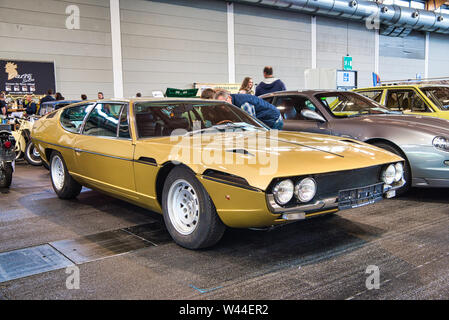 FRIEDRICHSHAFEN - Mai 2019: Sand golden LAMBORGHINI ESPADA 400 GT 1972 coupé Motorworld Klassiker am Bodensee am 11. Mai 2019 in Friedrichshafen, Germa Stockfoto