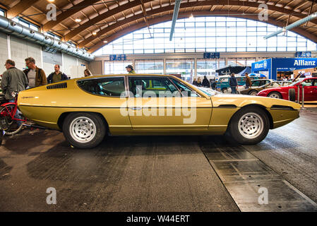 FRIEDRICHSHAFEN - Mai 2019: Sand golden LAMBORGHINI ESPADA 400 GT 1972 coupé Motorworld Klassiker am Bodensee am 11. Mai 2019 in Friedrichshafen, Germa Stockfoto