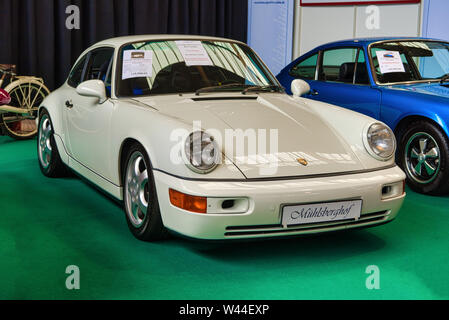 FRIEDRICHSHAFEN - Mai 2019: weißen Porsche 911 964 Carrera 2 RS 1993 coupé Motorworld Klassiker am Bodensee am 11. Mai 2019 in Friedrichshafen. Stockfoto