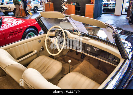 FRIEDRICHSHAFEN - Mai 2019: beige Innenausstattung der MERCEDES-BENZ 190 SL 1961 Cabrio Roadster an motorworld Klassiker Bodensee am 11. Mai 2019 in Friedrichsh Stockfoto