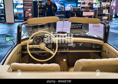 FRIEDRICHSHAFEN - Mai 2019: beige Innenausstattung der MERCEDES-BENZ 190 SL 1961 Cabrio Roadster an motorworld Klassiker Bodensee am 11. Mai 2019 in Friedrichsh Stockfoto