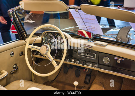 FRIEDRICHSHAFEN - Mai 2019: beige Innenausstattung der MERCEDES-BENZ 190 SL 1961 Cabrio Roadster an motorworld Klassiker Bodensee am 11. Mai 2019 in Friedrichsh Stockfoto