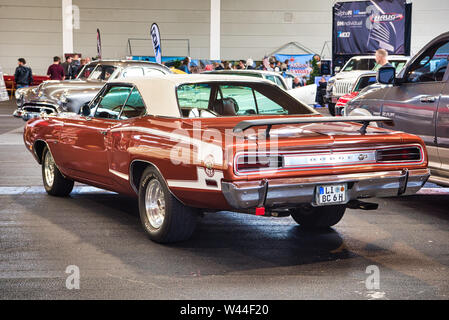 FRIEDRICHSHAFEN - Mai 2019: rot orange DODGE SUPER BEE V 1970 coupé Motorworld Klassiker am Bodensee am 11. Mai 2019 in Friedrichshafen. Stockfoto